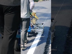 Comment fait la machine chaude de route de jet de fonte travail ?